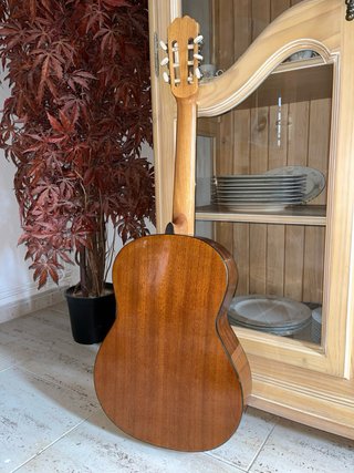 Guitarra Admira Alba con funda y afinador digital