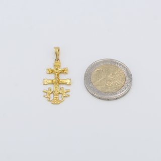 Cruz de oro de 18k. Peso: 2.62 gr.
