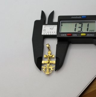 Cruz de oro de 18k. Peso: 2.62 gr.
