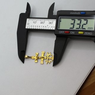 Cruz de oro de 18k. Peso: 2.62 gr.