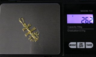 Cruz de oro de 18k. Peso: 2.62 gr.