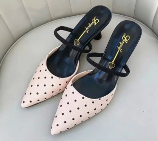 Zapatillas Langyui lunares rosa y negro.