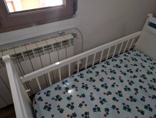 Cuna de bebé blanca con colchón