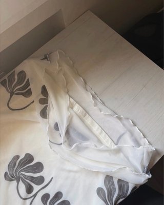 Falda midi estampada floral gris y blanco