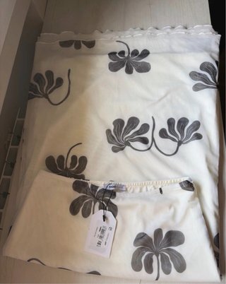 Falda midi estampada floral gris y blanco