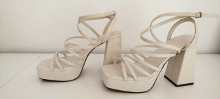 Sandalias de plataforma beige y blancas