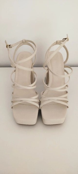 Sandalias de plataforma beige y blancas
