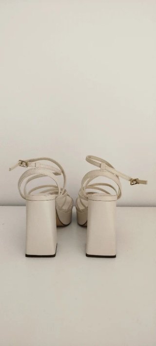 Sandalias de plataforma beige y blancas