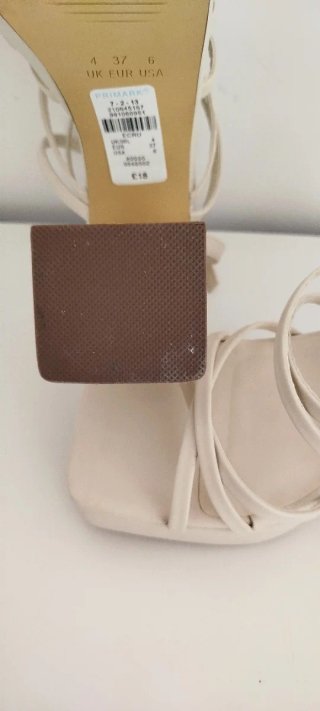 Sandalias de plataforma beige y blancas