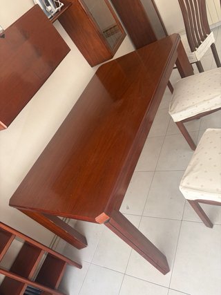 Muebles de salón comedor  madera oscura.