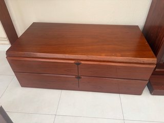 Muebles de salón comedor  madera oscura.