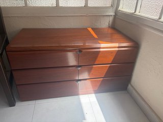 Muebles de salón comedor  madera oscura.