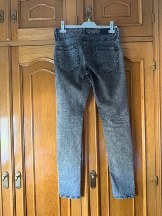 Pantalón vaquero negro Pull&Bear efecto desgastado