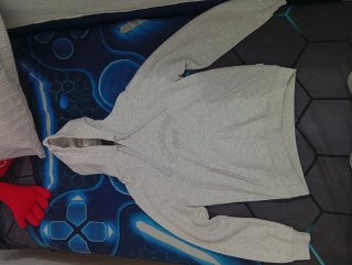 Sudadera con capucha gris