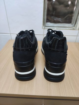 Zapatillas negras con cremallera y cordones