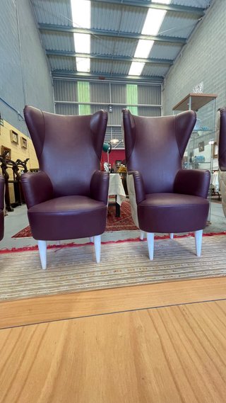 Poltrone in pelle sintetica viola con piedini in alluminio