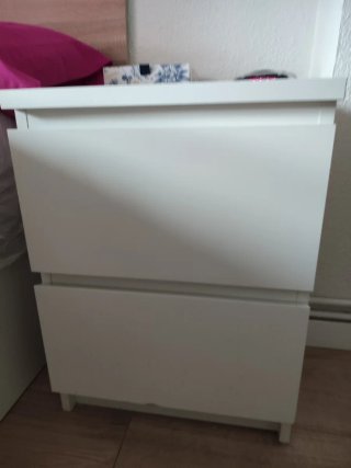 Cómoda y 2 mesitas de noche blancas