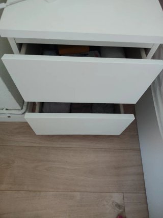 Cómoda y 2 mesitas de noche blancas