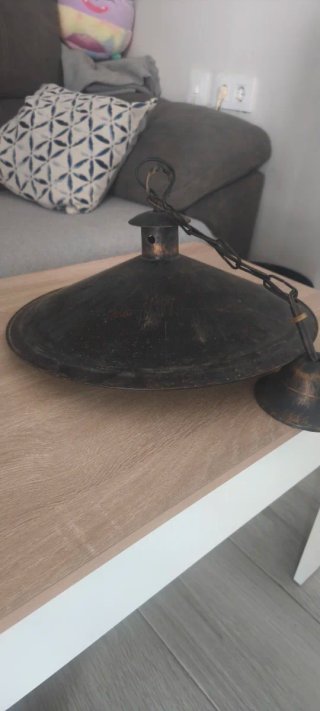 Lámpara de forja negra y dorada