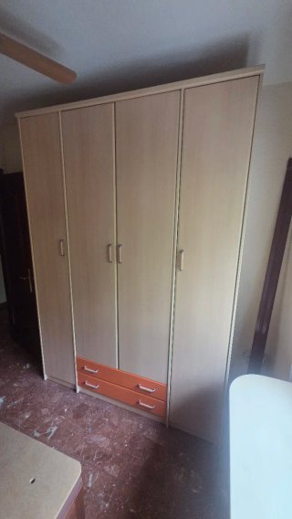 Armario de madera beige y naranja