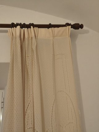 Barra de cortina de madera y cortinas beige