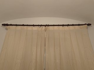 Barra de cortina de madera y cortinas beige