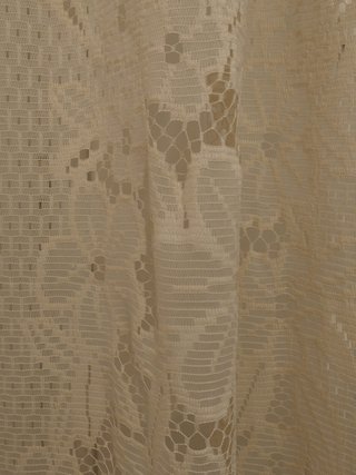 Barra de cortina de madera y cortinas beige