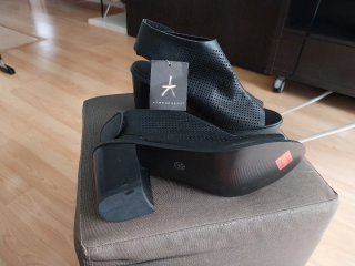 Botines negros abiertos