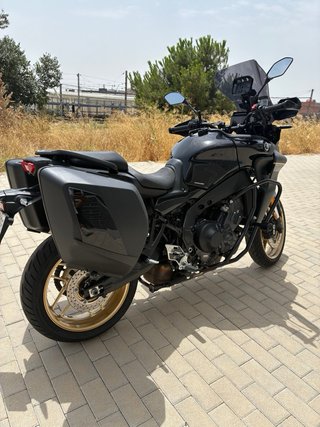 Yamaha Tracer 9 GT Negra y Dorada