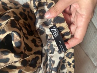 Pantalón estampado leopardo Zara