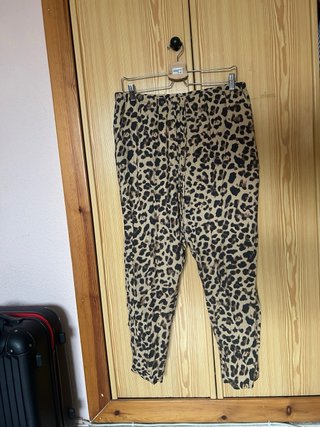 Pantalón estampado leopardo Zara