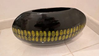 Jarrón plano decorativo negro y amarillo