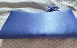 Bolso de fiesta azul con plumas