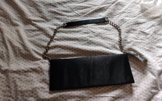 Bolso de fiesta negro con cadena