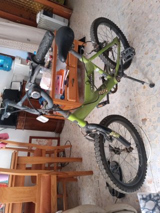 Bicicleta verde de 6 a 8 años