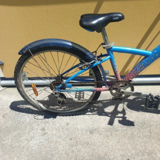 Bicicleta azul Decathlon infantil
