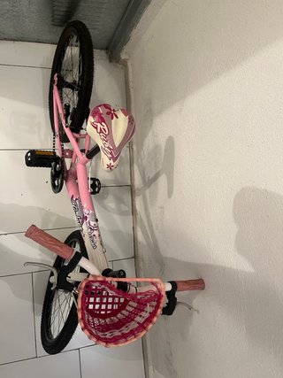 Bicicleta infantil rosa con cesta