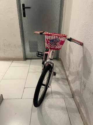 Bicicleta infantil rosa con cesta