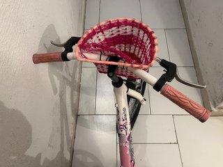 Bicicleta infantil rosa con cesta