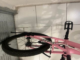 Bicicleta infantil rosa con cesta