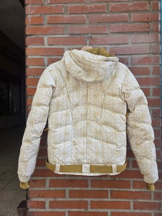 Chaqueta Helly Hansen dorada y blanca talla S