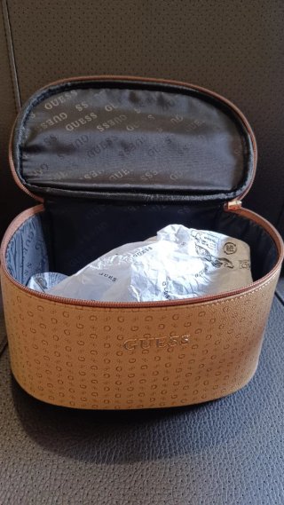 Neceser Guess Marrón y Dorado