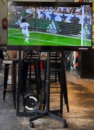 TV TCL 55” QD-Mini LED 4K + soporte móvil