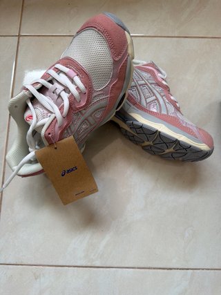 Zapatilla Asics Rosa y Gris