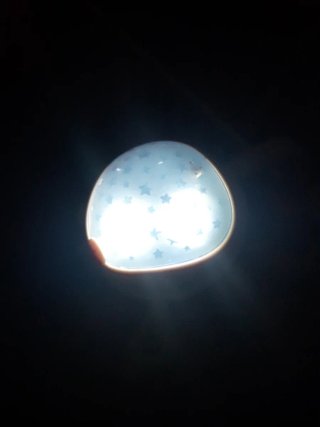 Móvil de cuna con luz, melodías y sonidos.