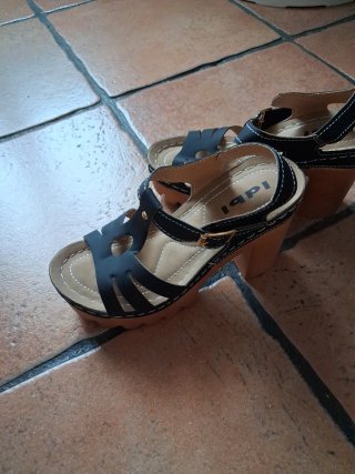 Sandalias de tacón DBL negras y marrones