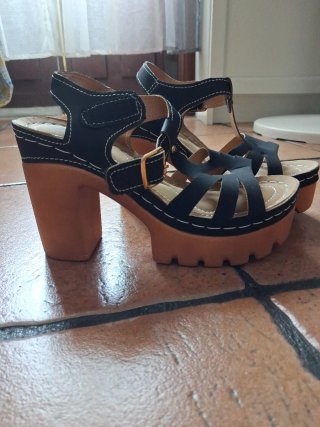 Sandalias de tacón DBL negras y marrones