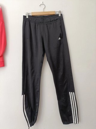 Chaqueta deportiva Adidas roja y blanca