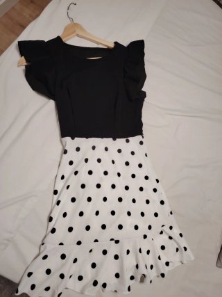 Vestido de lunares blanco y negro