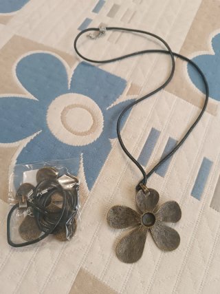 Colgante Flor Bronce con Cordón